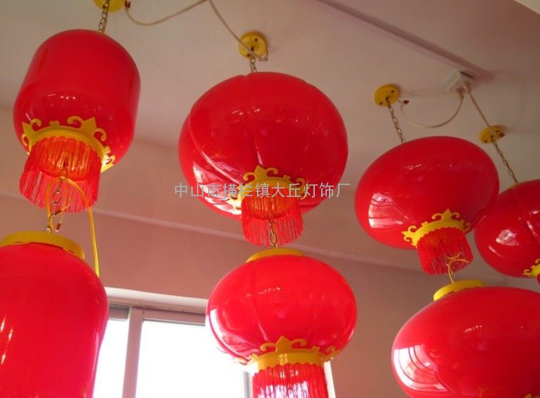 大红灯笼作为一种传统的民间工艺品,至今仍在中华大地流传着。在中华民族悠久的历史中,扮演着不可替代的角色,它象征着中华民族灿烂的文化,是非物质文化遗产的一部分。 LED灯笼是传统文化与现代科技完美结合的一个产品。LED灯笼的面世,解决了传统灯笼在使用方面的缺陷,在保留传统文化元素的同时,又增添了新的功效。