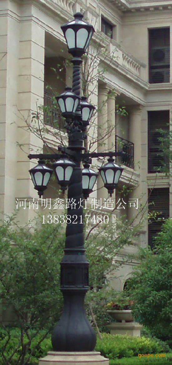 河南***专业的欧式庭院灯厂家 欧式庭院灯型号规格:欧式庭院灯高度3-5米 二、欧式庭院灯 庭院灯技术要求: 1、庭院灯灯杆,按抗震7度、抗风力按40米/秒设防。 2、庭院灯杆体及灯臂材料为钢板,灯杆壁厚大于等于3.0毫米(为不包括 镀锌及喷塑层的钢板净厚度), 3、欧式庭院灯庭院灯 灯杆、灯臂、灯盘及所有金属配件表面均应热浸锌 处理后静电喷塑。要求镀锌层匀、厚度不小于65μm;镀锌后应钝化处理,表面光滑,喷塑层厚度不小于100μm,附着力二级以上。 4、欧式庭院灯 庭院灯灯杆各部位尺寸如图