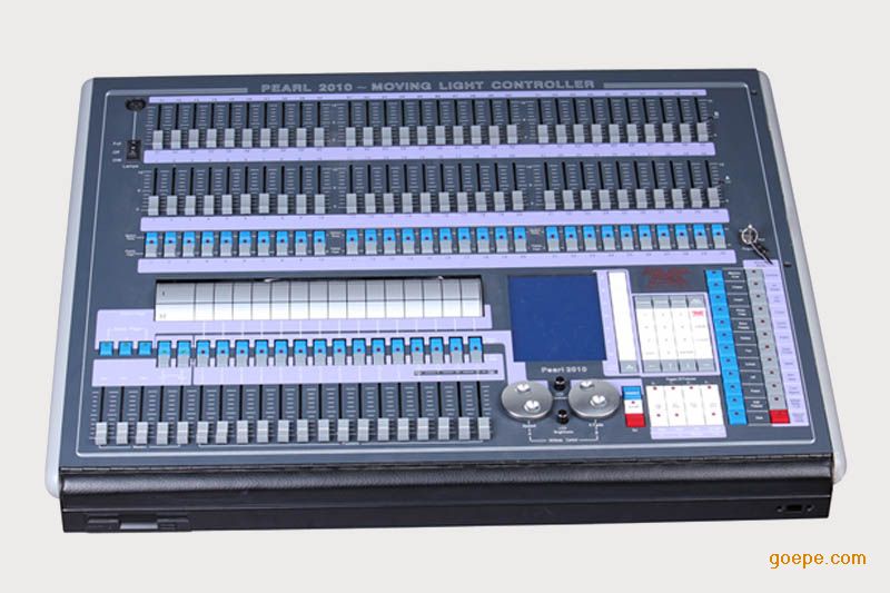 技术参数 U盘输灯库 DMX512/1990标准,2048个DMX控制通道 四个光电隔离独立驱动信号输出端口。可抗2000Vrms电气 冲击。独立电源独立信号。可以控制40通道***多 240台电脑灯和120路调光 320×240大屏幕显示所有操作和变化及输出,通道软分配。 可以存储300个程序,旋钮有不同的时间可调。X/Y控制自 然顺滑。现场可以拷贝通道项目清单。独立系统锁功能,有 效防止误操作内置世界知名灯库使用更方便。机内固化多种 特效程序,有效支持现场变换特效。USB存储器,可以有效