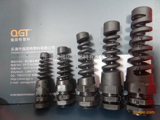 带尾巴防水电缆接头,pg7灰白防折弯电缆接头/强固特塑料 产品材质:UL认可的尼龙PA66 94V-2,丁腈橡胶。 螺纹规格:公制(Metric)、德制(PG)、英制(G)、美制(NPT)、管制(MG)另有PG,M型号加长型,及一种规格两种电缆适用范围。 产品构造:螺帽,本体,夹紧套,六角螺母垫片,防水垫片按客户要求提供 工作温度:静态-40°C至100°C,瞬时耐热至120°C,动态-20°C至80°C,瞬时耐热至100°C。 产品特性:特殊的夹紧爪与橡胶