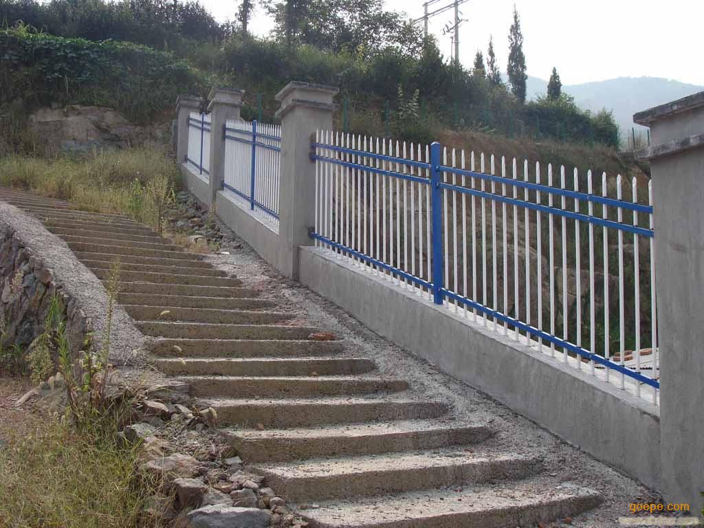 欧式铁艺围栏(Palisade)在国内也许不知道,而在国外早已被人们所熟知,又称之为工艺护栏网它的到来替代了过去的大砖墙和一些粗笨的护栏网,使您的生活环境简介、明快、清新。"Palisade"又称为" 安全防御焊接片",它施展魅力的机会源于人们对环境的追求,伴随着一个新建筑、新家庭、新装饰、新店面的诞生,欧式铁艺护栏网应用的机会就来临了,再一个就是突出它的展示性,"Palisade" 本身就意味着拥有说不出的富足,拥有"Palisade