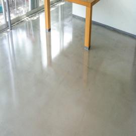 QJ办公室地面-面层水泥自流平加水性聚氨酯罩面施工