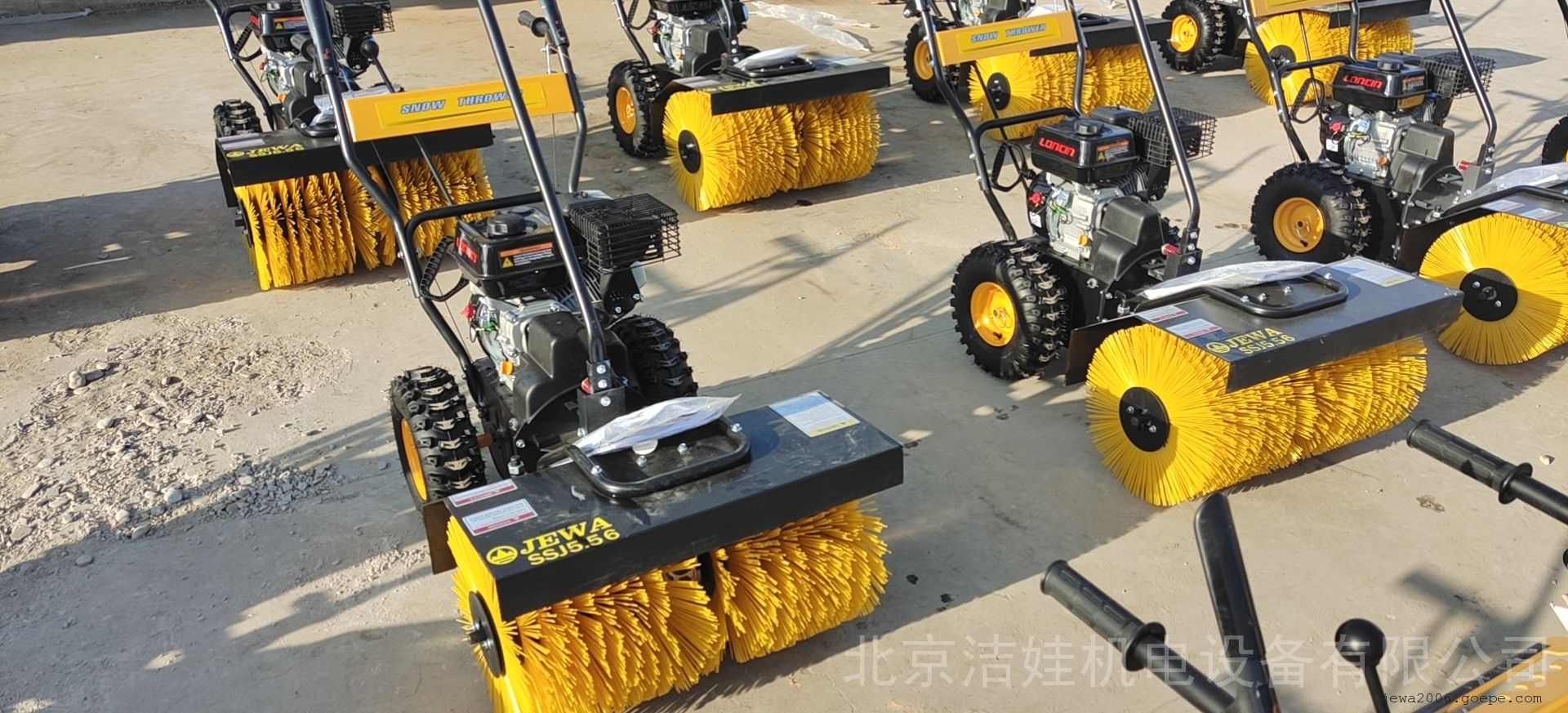 人行步道扫雪机SSJ5.56,一机顶十人效率高一机多用,夏季扫地