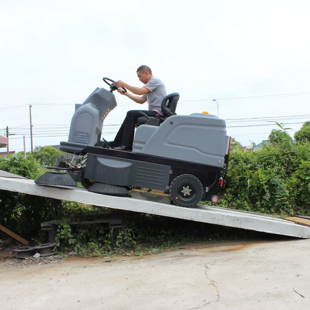 万富富华广场驾驶式扫地车FH-1400